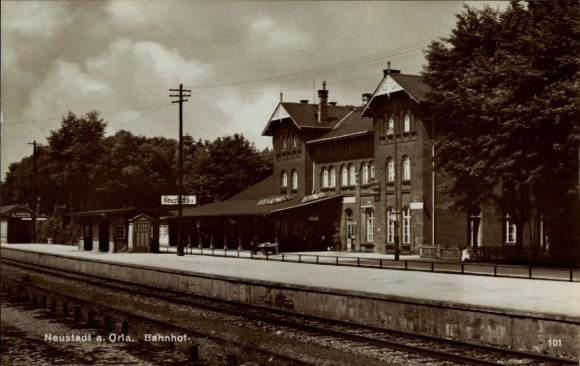 Ak Neustadt an der Orla, Bahnhof Gleisseite, Bahnsteig