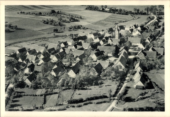 Ak Hilgertshausen Tandern in Oberbayern, Luftaufnahme von Hilgertshausen, zahlreiche Dächer, länd