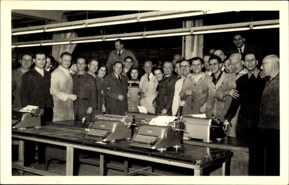 Photo Employees in a factory, typewriters, group picture
