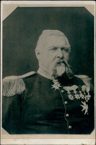 Cabinet photo Tønsberg Norway, man in uniform, medal