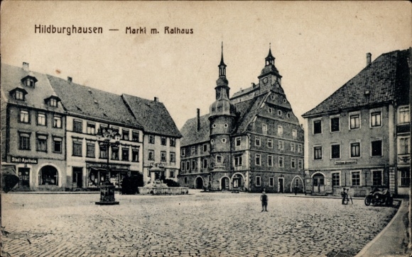 KP Hildburghausen w Turyngii, rynek z ratuszem, budynkami, kostką brukową, fontanną miejską
