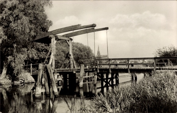 Ak Demmin, brug bij Haus Demmin, rivier, weide, kerk