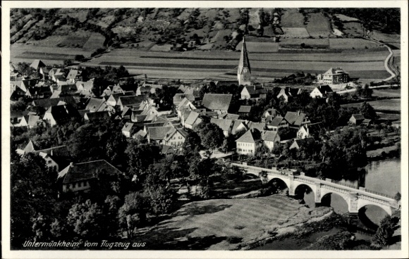 Ak Untermünkheim am Kocher Baden Württemberg, Luftaufnahme von  Kirchen, Häuser, Brücke, ländlich