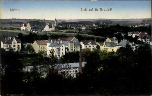 Ak Weida in Thüringen, Blick auf die Neustadt, Häuseransicht, ländliche Umgebung
