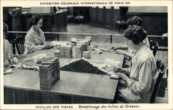 Postcard Paris, Exposition Coloniale Int.1931, Pavillon des Tabacs, Filling the boxes of Gitanes