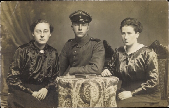 Ak Burgsteinfurt Steinfurt im Münsterland, Drei Personen, eine davon in Uniform.
