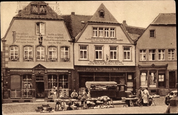 Postcard Sankt Wendel Saarland, houses with confessional sayings on the cathedral square, market stalls