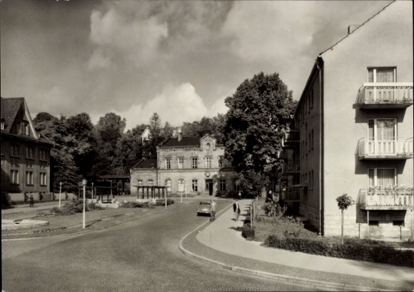 KP Heilbad Heiligenstadt Eichsfeld Turyngia, Stary dworzec kolejowy, Drzewa, Chmury, Samochody, Historyczny obiekt
