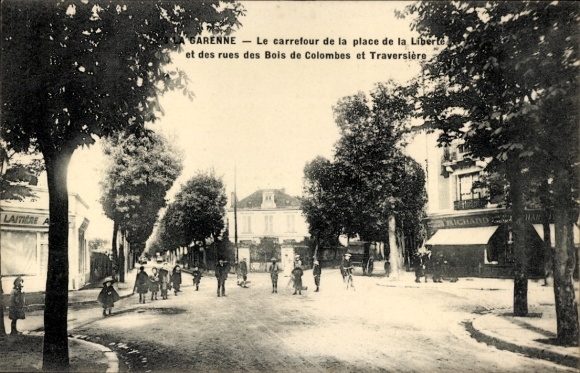 Postcard La Garenne Colombes Hauts de Seine, Carrefour, Place de la Liberté, Rue du Bois de Colombes