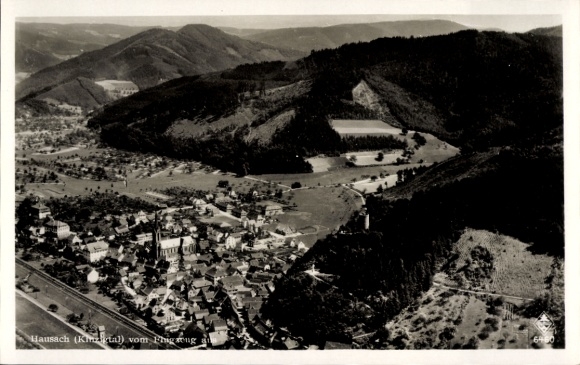 Ak Hausach im Schwarzwald, Luftaufnahme von  Gebirgshintergrund,  