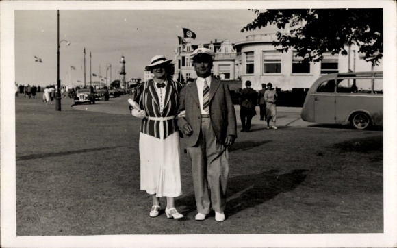 Photo Ostseebad Warnemünde Rostock, couple, street, hotels, year 1937