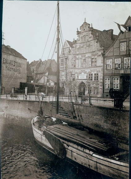 Photo Stade in Lower Saxony, oldest house in the city, furniture warehouse, master painter Eduard Strube