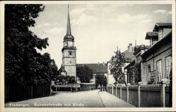 Ak Fladungen in der Rhön Unterfranken, Bahnhofstraße mit Kirche