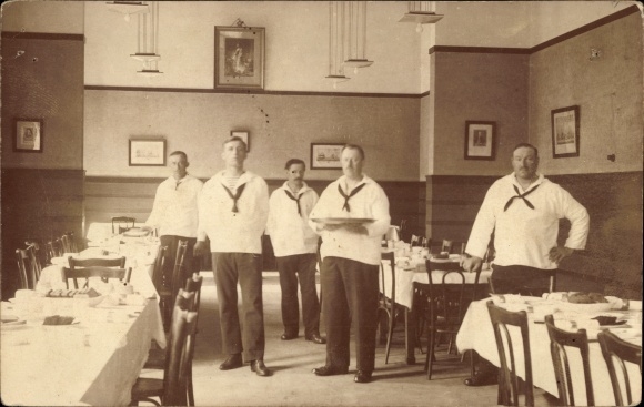 Foto Ak Den Helder Nordholland Niederlande, Männer in Seemannskleidung, gedeckte Tafeln