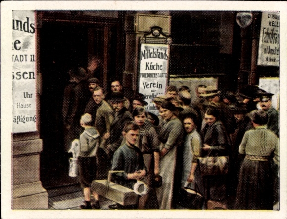 Collection picture The World War 1914/18, in the home No. 226, queue in front of the middle class kitchen