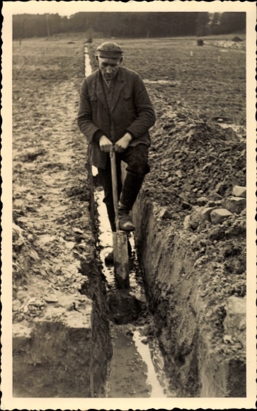 Foto Ak Scholis Bad Schmiedeberg in der Dübener Heide, Dreinagraben wird angelegt, Straßenbau