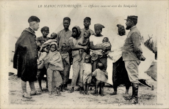 Postcard Morocco, causative officers with Senegalese, Senegalese family, French officers