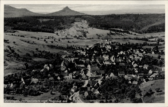 Ak Jungingen Baden Württemberg, Luftaufnahme von  Hohenzollern, viele Häuser, Landschaft
