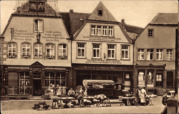 PC Sankt Wendel Saarland, houses with confessional sayings on the cathedral square, market stalls