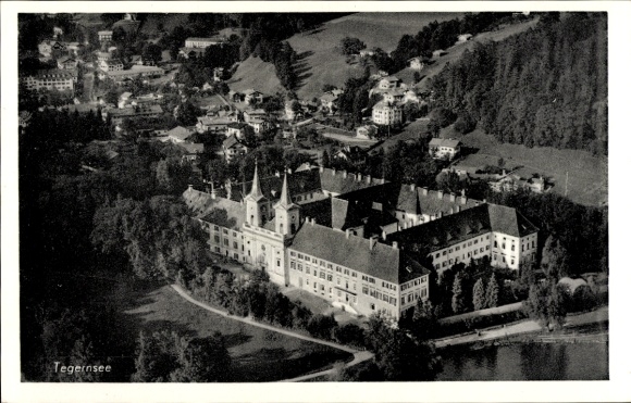 Ak Tegernsee in Oberbayern, Luftaufnahme von  großes Gebäude, umliegende Landschaft, schwarz-weiß