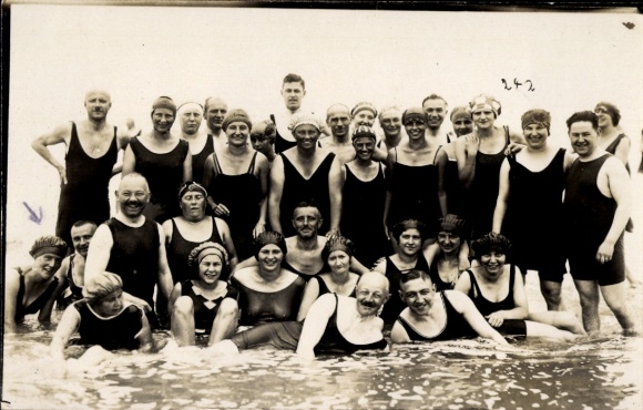 Photo Postcard North Sea resort Wangerooge, bathers in swimwear on the beach, group photo August 1925