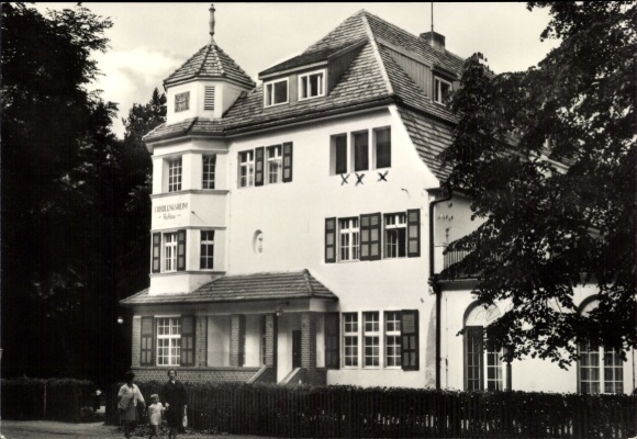 Ak Templin in der Uckermark, Haus T des FDGB-Erholungsheims, 3-stöckiges Gebäude, Bäume im Vorder