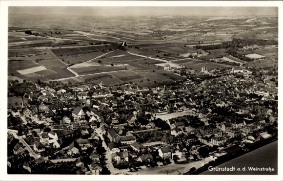 Ak Grünstadt an der Weinstraße Pfalz, Fliegeraufnahme