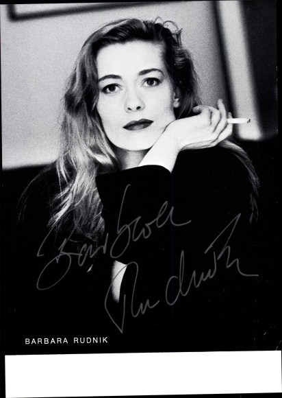 foto actrice Barbara Rudnik, portret met sigaret, handtekening