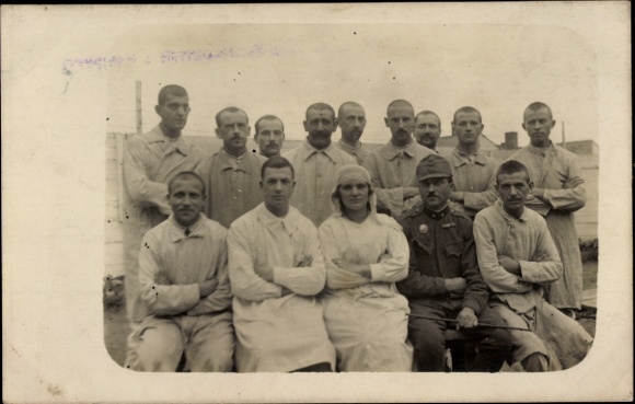 Photo Postcard Lwiw Lwów Lemberg Ukraine, Hospital, soldier in uniform, group photo