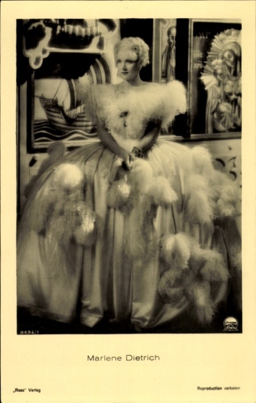 Ak Schauspielerin Marlene Dietrich, Porträt, Kleid