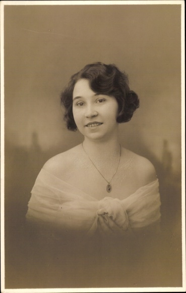 Photo Postcard woman portrait, dress, jewelry, hairstyle