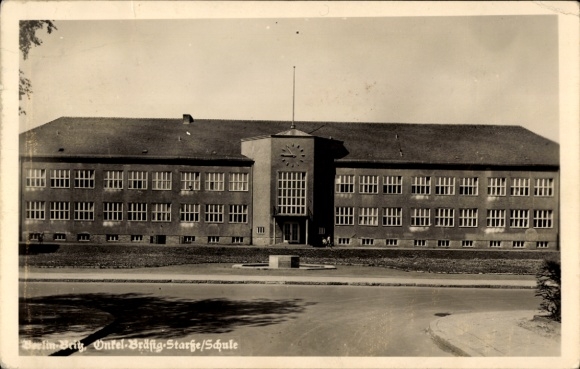 Postcard Berlin Neukölln Britz, school, building in Berlin Britz, many windows, wide facade