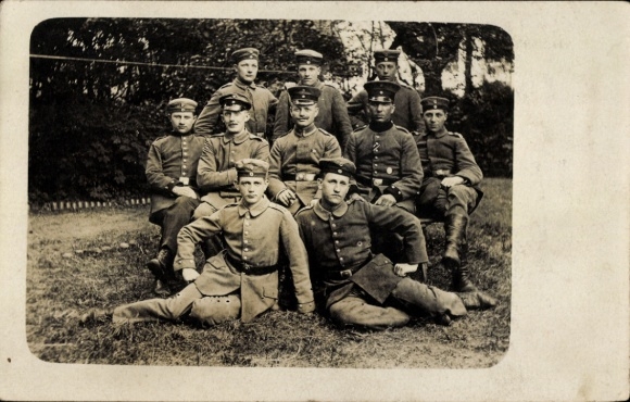 Photo Postcard Warburg in Westphalia, group picture of imperial soldiers, Nachrichten Ersatz Depot 3