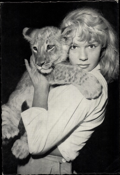 Ak actrice Marion Michael, portret met leeuwenwelp