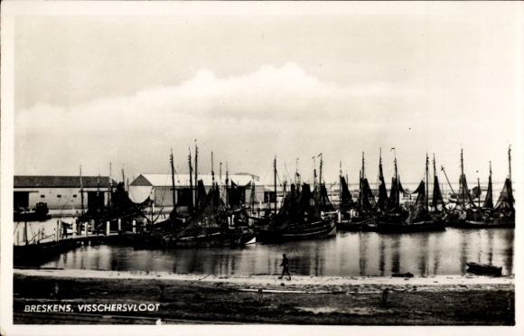 Ak Breskens Sluis Zeeland Niederlande, Hafenansicht, Boote, Wasser, Wolken, Schriftzug BRESKENS, 