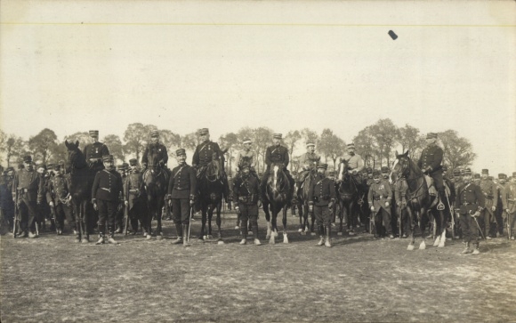 Photo Postcard French soldiers in uniforms, cavalry