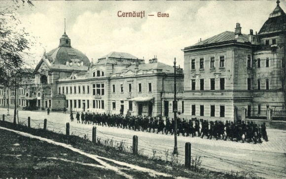 Postcard Chernivtsi Chernivtsi Cernăuți Ukraine, soldiers in front of the train station