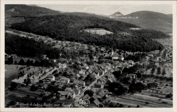Ak Kuhbach Lahr im Schwarzwald Baden, Luftaufnahme von Kuhbach, Berglandschaft, Kirche, Häuser