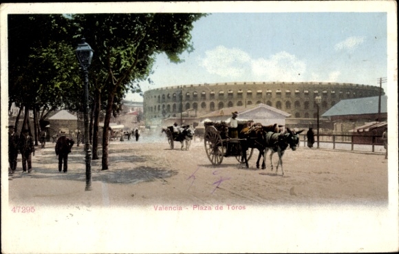 Ak Valencia Stadt Spanien,  Plaza de Toros, historische Architektur, Kutschen, Menschen
