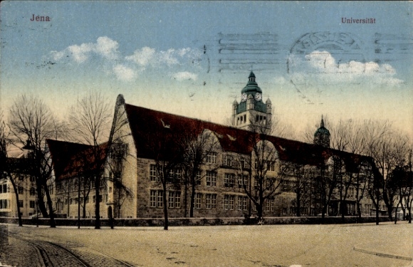 Ak Jena in Thüringen,  Universität, Historisches Gebäude, Baumpflanzungen, Wolkenhimmel