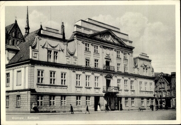 Postcard Güstrow in Mecklenburg, town hall in impressive architecture, people on the street