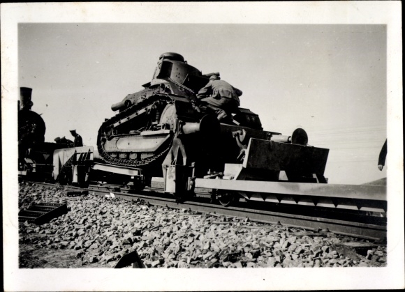 Foto Blonie Polen, Zerstörter Polnischer Panzerzug im Bahnhof, Kriegszerstörungen, II WK