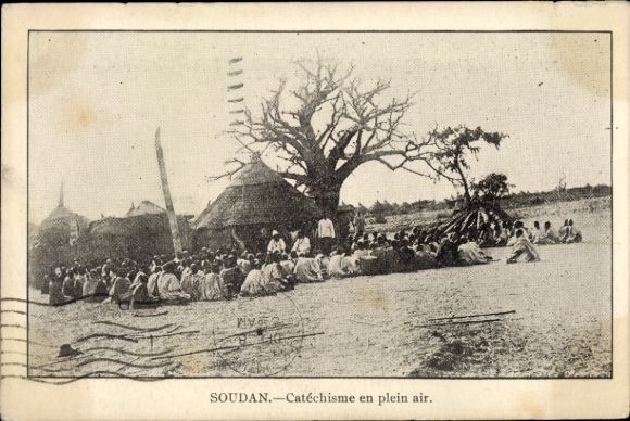 Ak Soudan Francais Mali, Catéchisme en plein air, mensen verzameld onder een boom, hutten...