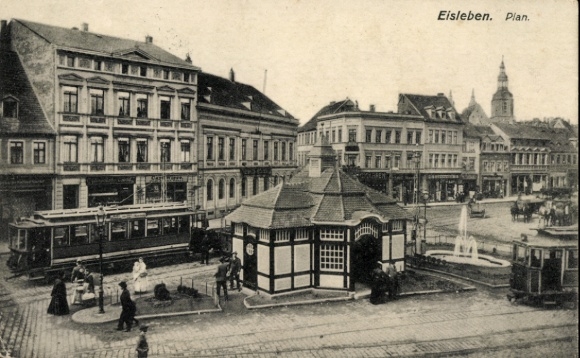 Postcard Lutherstadt Eisleben, front view of tram, fountain, half-timbered building