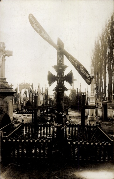 Foto Ak Deutsches Soldatengrab, Fliegerdenkmal im Feld, Rotorblätter, Eisernes Kreuz, 1. WK