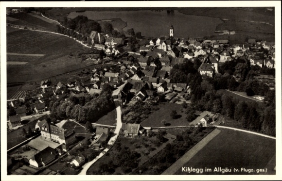Ak Kißlegg im Allgäu, Luftbild von Kißlegg, architektonische Elemente, naturbelassene Umgebung