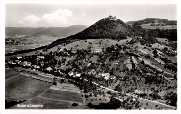 Ak Grießen im Klettgau Baden, Küssaburg, Landschaft mit Hügel, Ruine  Schwarz-Weiß-Fotografie