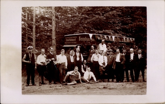 foto Ak Berlin Weißensee, meubeltransport Ernst Kuhnert, groepsfoto, versierde vrachtwagen