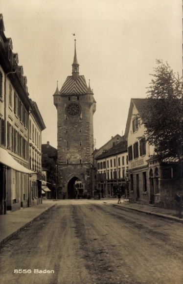 Ak Baden Kanton Aargau Schweiz, Straßenpartie, Uhrturm