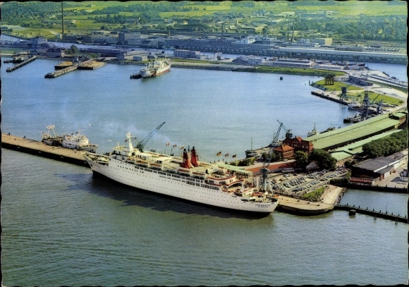 PC Nordseebad Cuxhaven, TS Hanseatic am Steubenhöft, aerial view